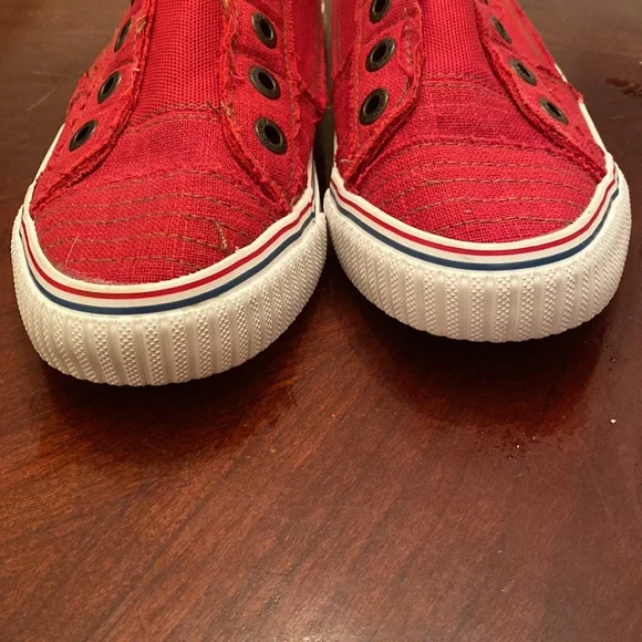 🦊 Blowfish loveless tennis shoes. Red and ready for summer. - Picture 3 of 7